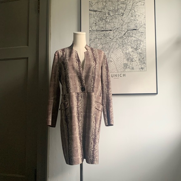 Blank NYC, Faux suede jacket, python pattern in taupe and black. - Picture 1 of 9